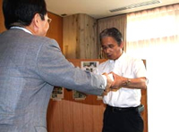 受賞の様子 岡山県知事(左) 八木 人財・総務本部副本部長