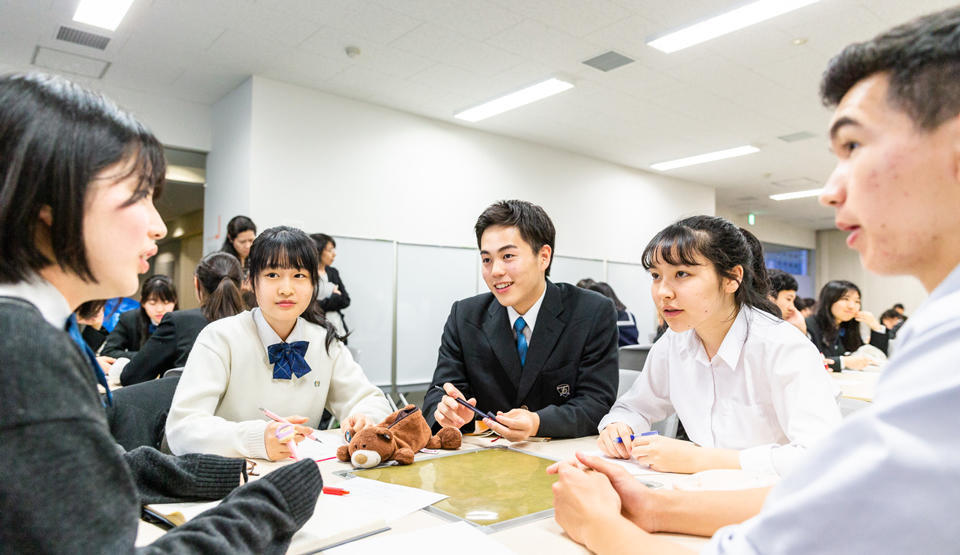 「他の学校の人の考えも聞いてみたい」と参加した生徒も多く、活発に意見を出し合った。