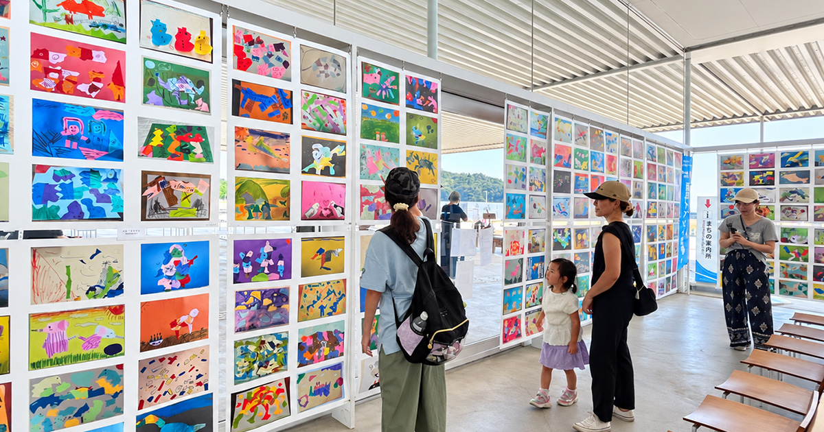 オンラインの学びで生まれた700点超の作品が、直島へ。初開催