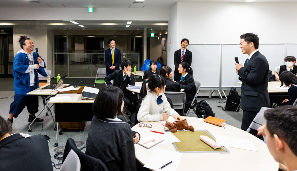 Mr. Morishita (on the far left of the photo) has experienced two overseas homestays with families of different races and cultures, and with his willingness to make friends with anyone; he said his current activities are driven by the fathers of the two homestay families telling him to use his experiences to contribute to world peace.