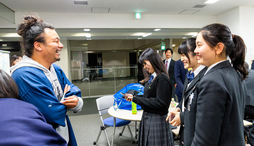 The students showed off their enthusiasm even after the event, talking animatedly with Mr. Morishita and swapping SNS account details with other group members in order to exchange information. 