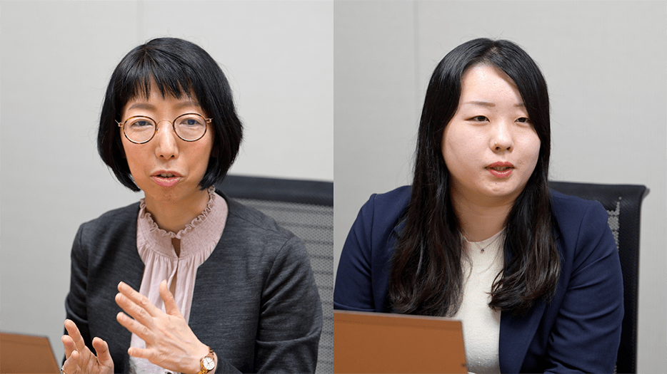 左 ヒューマンリンク(株)人材・組織開発本部 MC人材開発事業部 チームリーダー 秋山 純子さん 右 同事業部 鈴木那奈さん